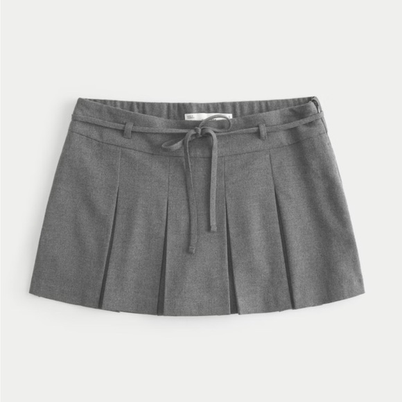 Hollister Dresses & Skirts - Hollister MID-RISE PLEATED MINI SKORT - Size M - Never Worn